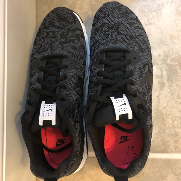 Women’s Nike Air tennis shoes - Picture 2 of 2